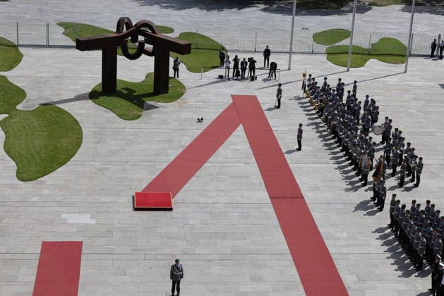 Deutschland, Berlin, Bundeskanzleramt, Begrüßung des Präsidenten der Republik Aserbaidschan, Ilham Alijew, durch den BK mit militärischen Ehren *** Germany, Berlin, Federal Chancellery, Welcome of Ilham Aliyev, President of the Republic of Azerbaijan, by the Federal Chancellor with military honors