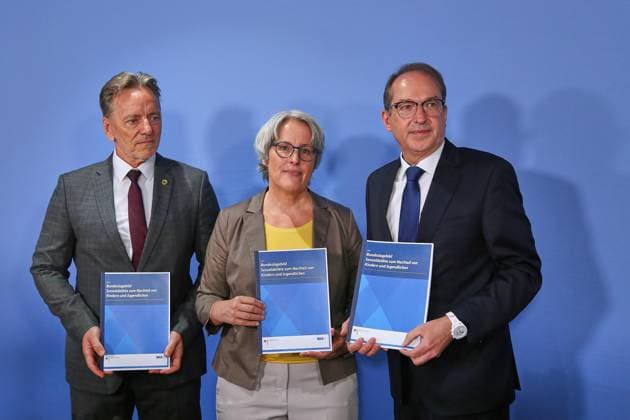 Berlin, Deutschland, 21.07.2026: Haus der Bundespressekonferenz: Bundeslagebild Sexualdelikte zum Nachteil von Kindern und Jugendlichen 2025: Holger Münch, Präsident des Bundeskriminalamtes (BKA), Kerstin Claus, unabhängige Bundesbeauftragte gegen sexuellen Missbrauch von Kindern und Jugendlichen (UBSKM), Bundesminister des Innern Alexander Dobrindt (CSU) *** Berlin, Germany, July 21, 2026, Federal Press Conference Center: Federal Overview of Sexual Offenses Against Children and Adolescents in 2025; Holger Münch, President of the Federal Criminal Police Office (BKA), Kerstin Claus, Independent Federal Commissioner for the Protection of Children and Adolescents against Sexual Abuse (UBSKM), Federal Minister of the Interior Alexander Dobrindt Copyright: xdtsxNachrichtenagenturx dts_128113
