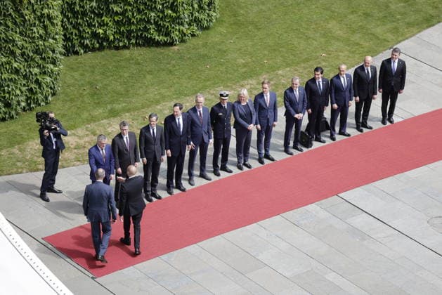 Friedrich Merz, Bundeskanzler, Ilham Alijew, Präsident Aserbaidschans, Deutschland, Berlin, Bundeskanzleramt, Begrüßung des Präsidenten der Republik Aserbaidschan, Ilham Alijew, durch den BK mit militärischen Ehren *** Friedrich Merz, Federal Chancellor; Ilham Aliyev, President of Azerbaijan; Germany; Berlin; Federal Chancellery; Federal Chancellor Friedrich Merz welcomes Ilham Aliyev, President of the Republic of Azerbaijan, with military honors