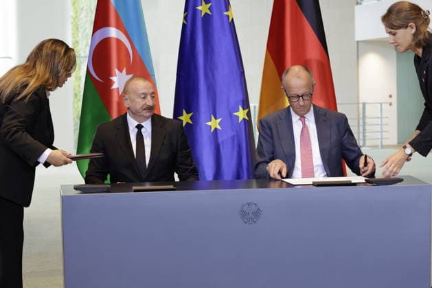 Ilham Alijew, Präsident Aserbaidschans, Friedrich Merz, Bundeskanzler, Vertragsunterzeichnung, Deutschland, Berlin, Bundeskanzleramt, Unterzeichnungszeremonie *** Ilham Aliyev, President of Azerbaijan; Friedrich Merz, Federal Chancellor; signing of the agreement; Germany; Berlin; Federal Chancellery; signing ceremony