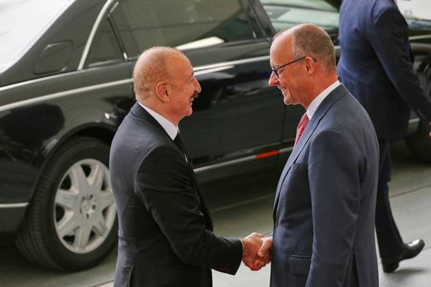 Berlin, Deutschland, 21.07.2026: Bundeskanzleramt: Empfang des Präsidenten Aserbaidschans: Präsident von Aserbaidschan Ilham Alijew und Bundeskanzler Friedrich Merz (CDU) *** Berlin, Germany, July 21, 2026 Federal Chancellery Reception for the President of Azerbaijan President of Azerbaijan Ilham Aliyev and Federal Chancellor Friedrich Merz (CDU) Copyright: xdtsxNachrichtenagenturx dts_128150