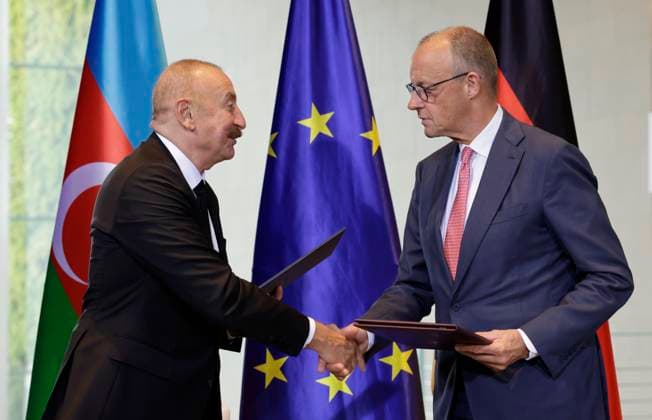 Ilham Alijew, Präsident Aserbaidschans, Friedrich Merz, Bundeskanzler, Vertragsunterzeichnung, Deutschland, Berlin, Bundeskanzleramt, Unterzeichnungszeremonie *** Ilham Aliyev, President of Azerbaijan; Friedrich Merz, Federal Chancellor; signing of the agreement; Germany; Berlin; Federal Chancellery; signing ceremony