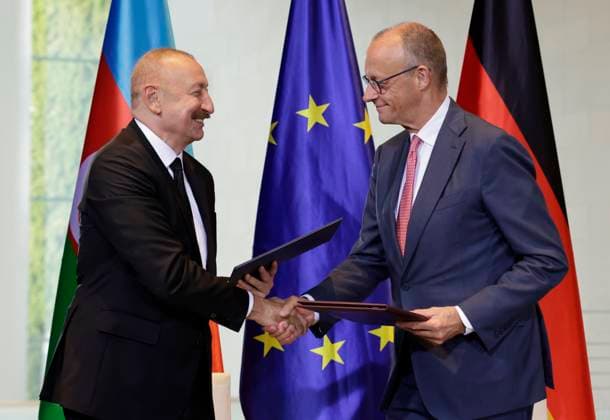 Ilham Alijew, Präsident Aserbaidschans, Friedrich Merz, Bundeskanzler, Vertragsunterzeichnung, Deutschland, Berlin, Bundeskanzleramt, Unterzeichnungszeremonie *** Ilham Aliyev, President of Azerbaijan; Friedrich Merz, Federal Chancellor; signing of the agreement; Germany; Berlin; Federal Chancellery; signing ceremony