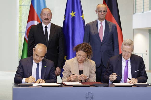 Ilham Alijew, Präsident Aserbaidschans, Friedrich Merz, Bundeskanzler, Vertragsunterzeichnung, Deutschland, Berlin, Bundeskanzleramt, Unterzeichnungszeremonie *** Ilham Aliyev, President of Azerbaijan; Friedrich Merz, Federal Chancellor; signing of the agreement; Germany; Berlin; Federal Chancellery; signing ceremony