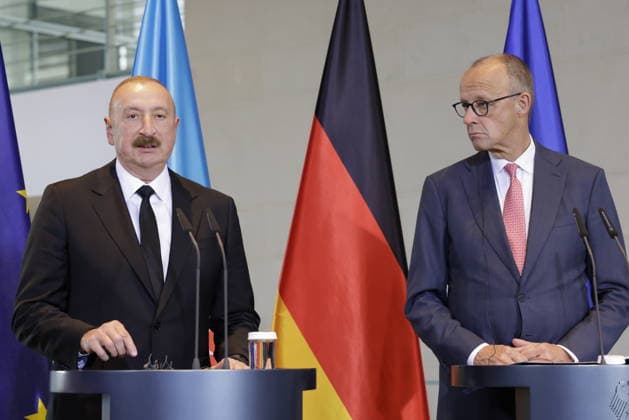 Ilham Alijew, Präsident Aserbaidschans, Friedrich Merz, Bundeskanzler,, Deutschland, Berlin, Bundeskanzleramt, Pressekonferenz des BK und des Präsidenten der Republik Aserbaidschan, Ilham Alijew *** Ilham Aliyev, President of Azerbaijan; Friedrich Merz, Federal Chancellor; Germany; Berlin; Federal Chancellery; Joint press conference of the Federal Chancellor and the President of the Republic of Azerbaijan, Ilham Aliyev