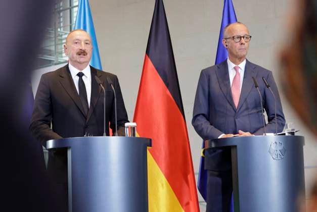 Ilham Alijew, Präsident Aserbaidschans, Friedrich Merz, Bundeskanzler,, Deutschland, Berlin, Bundeskanzleramt, Pressekonferenz des BK und des Präsidenten der Republik Aserbaidschan, Ilham Alijew *** Ilham Aliyev, President of Azerbaijan; Friedrich Merz, Federal Chancellor; Germany; Berlin; Federal Chancellery; Joint press conference of the Federal Chancellor and the President of the Republic of Azerbaijan, Ilham Aliyev