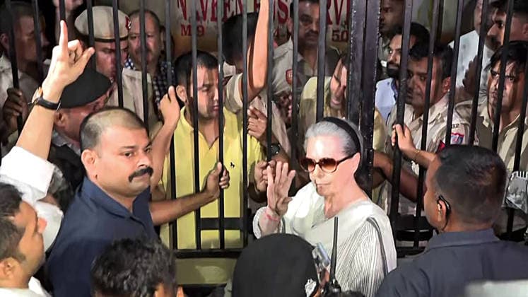 RECORD DATE NOT STATED Sonia Gandhi arrives at Mandir Marg Police Station New Delhi, Jul 21 (ANI): Congress Parliamentary Party Chairperson Sonia Gandhi arrives at Mandir Marg Police Station, where opposition leaders detained by Delhi Police during a protest at Lok Kalyan Marg were brought, in New Delhi on Tuesday. (ANI Video Grab) NEW DELHI Delhi India Copyright: xANIx ANI_20260721642