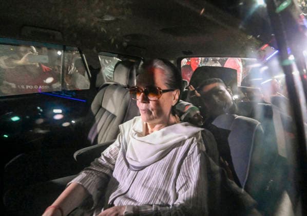 NEW DELHI, INDIA - JULY 21: Congress Parliamentary Party Chairperson Sonia Gandhi arrives at Mandir Marg Police Station where Priyanka Gandhi Vadra and other Congress leaders were detained by Delhi Police during a protest outside the Prime Minister s residence on July 21, 2026 in New Delhi, India. (Photo by Sanjeev Verma Hindustan Times) Sonia Gandhi Goes To Mandir Marg Police Station After Priyanka Gandhi And Other Congress Leaders Detained By Delhi Police