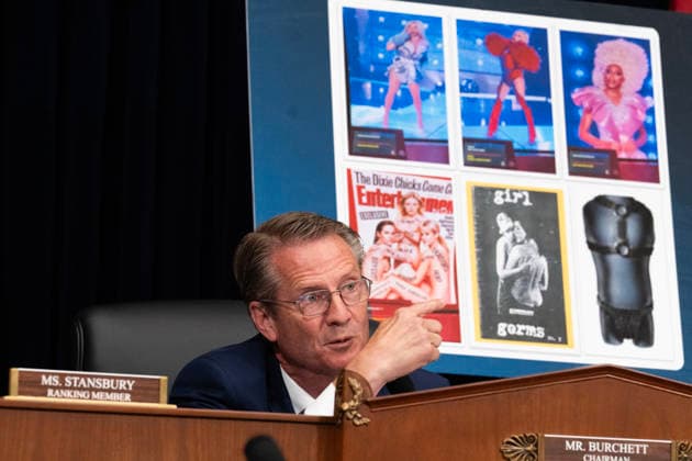 Examining the Smithsonian s Efforts to Reshape the Past UNITED STATES - JULY 21: Chairman Tim Burchett, R-Tenn., displays pictures from the Smithsonian exhibit Entertainment Nation, while questioning Anthea Hartig, director of the Smithsonian Institute s National Museum of American History, during the House Oversight and Government Reform Delivering on Government Efficiency Subcommittee hearing titled Rewriting American History: Examining the Smithsonian s Efforts to Reshape the Past, in Rayburn building on Tuesday, July 21, 2026. (Tom Williams CQ Roll Call) Washington DC United States EDITORIAL USE ONLY Copyright: x2026xCQ-RollxCall,xInc.x TomxWilliamsx rollcallpix172065