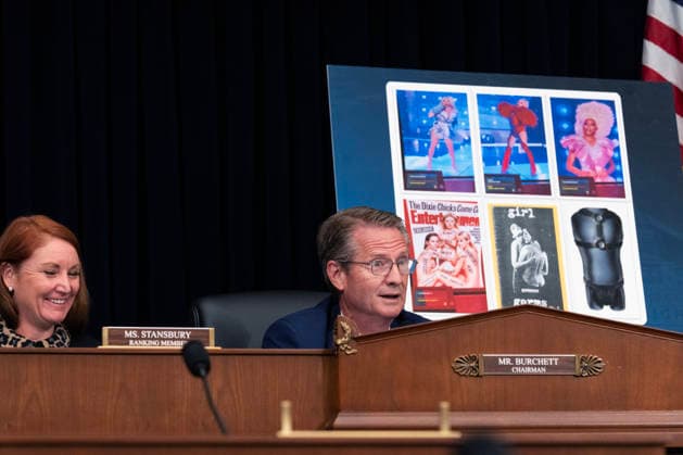 Examining the Smithsonian s Efforts to Reshape the Past UNITED STATES - JULY 21: Chairman Tim Burchett, R-Tenn., displays pictures from the Smithsonian exhibit Entertainment Nation, while questioning Anthea Hartig, director of the Smithsonian Institute s National Museum of American History, during the House Oversight and Government Reform Delivering on Government Efficiency Subcommittee hearing titled Rewriting American History: Examining the Smithsonian s Efforts to Reshape the Past, in Rayburn building on Tuesday, July 21, 2026. Ranking member Rep. Melanie Stansbury, D-N.M., also appears. (Tom Williams CQ Roll Call) Washington DC United States EDITORIAL USE ONLY Copyright: x2026xCQ-RollxCall,xInc.x TomxWilliamsx rollcallpix172066