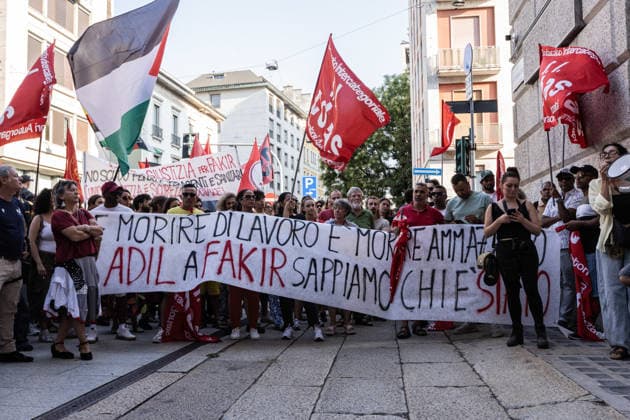 July 21, 2026, Milan, Mi, Italy: A protest was organized following the death of Abderrahim Fakir, a 42-year-old entrepreneur of Moroccan origin who died on Sunday while being pinned face-down on the ground by police officers. The demonstration in memory of Fakir, held in front of the prefecture, drew hundreds of people. Milan Italy  - ZUMAc276 20260721_zip_c276_010 Copyright: xAndreaxCarrubbax