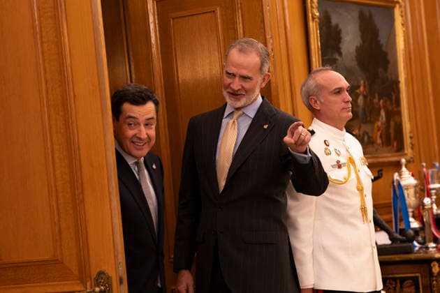 King Felipe VI jokes with the press after a comment about the Spanish national football team s World Cup victory, in the presence of Juan Manuel Moreno Bonilla. July 21, 2026. (202607211696)