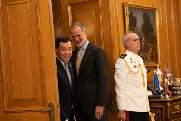 King Felipe VI jokes with the press after a comment about the Spanish national football team s World Cup victory, in the presence of Juan Manuel Moreno Bonilla. July 21, 2026. (202607211698)