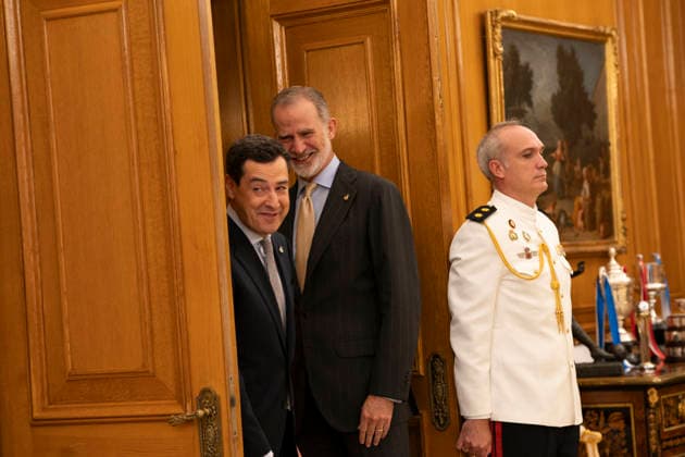 King Felipe VI jokes with the press after a comment about the Spanish national football team s World Cup victory, in the presence of Juan Manuel Moreno Bonilla. July 21, 2026. (202607211699)