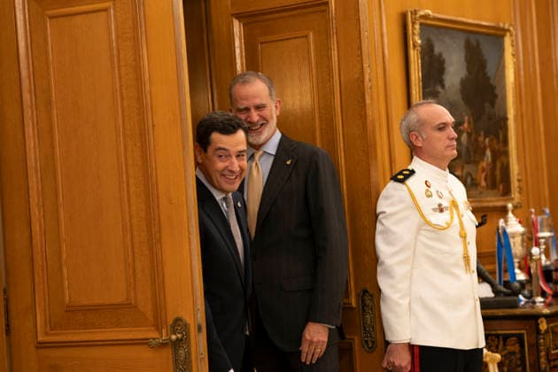 King Felipe VI jokes with the press after a comment about the Spanish national football team s World Cup victory, in the presence of Juan Manuel Moreno Bonilla. July 21, 2026. (202607211700)