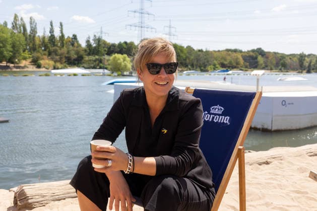 Sommertour 2026 bei Wasserski Langenfeld Im Rahmen ihrer Sommertour 2026 durchs Rheinland besucht NRW-Landesministerin für Wirtschaft, Industrie, Klimaschutz und Energie Mona NEUBAUR (Die Grünen) die Wasserskianlage in Langenfeld, die in diesem Jahr ihr 50-jähriges Jubiläum feiert und zu den weltweit größten Wasserski-Standorten zählt. Langenfeld Nordrhein-Westfalen Deutschland *** Summer Tour 2026 at Wasserski Langenfeld As part of her 2026 summer tour through the Rhineland, North Rhine-Westphalia’s Minister for Economic Affairs, Industry, Climate Protection, and Energy, Mona NEUBAUR of the Green Party, will visit the water ski facility in Langenfeld, which is celebrating its 50th anniversary this year and is one of the world’s lar Copyright: xMarcxJohnx