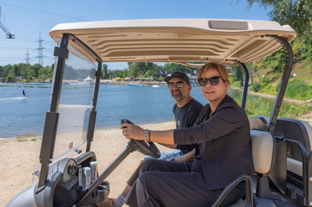 Sommertour 2026 bei Wasserski Langenfeld Fahrt im Caddy: Florian Süß und am Lenkrad Mona Neubaur - Im Rahmen ihrer Sommertour 2026 durchs Rheinland besucht NRW-Landesministerin für Wirtschaft, Industrie, Klimaschutz und Energie Mona NEUBAUR (Die Grünen) die Wasserskianlage in Langenfeld, die in diesem Jahr ihr 50-jähriges Jubiläum feiert und zu den weltweit größten Wasserski-Standorten zählt. Langenfeld Nordrhein-Westfalen Deutschland *** Summer Tour 2026 at Wasserski Langenfeld: A Ride in Florian Süß’s Caddy with Mona Neubaur at the Wheel As part of her 2026 summer tour through the Rhineland, North Rhine-Westphalia’s Minister for Economic Affairs, Industry, Climate Protection, and Energy, Mona NEUBAUR (The Greens), will visit th Copyright: xMarcxJohnx