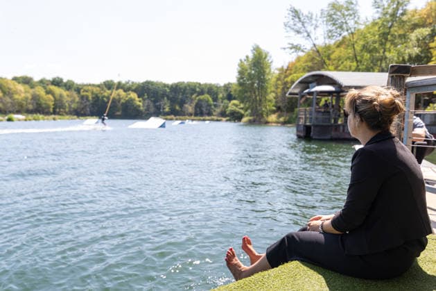 Sommertour 2026 bei Wasserski Langenfeld Im Rahmen ihrer Sommertour 2026 durchs Rheinland besucht NRW-Landesministerin für Wirtschaft, Industrie, Klimaschutz und Energie Mona NEUBAUR (Die Grünen) die Wasserskianlage in Langenfeld, die in diesem Jahr ihr 50-jähriges Jubiläum feiert und zu den weltweit größten Wasserski-Standorten zählt. Langenfeld Nordrhein-Westfalen Deutschland *** Summer Tour 2026 at Wasserski Langenfeld As part of her 2026 summer tour through the Rhineland, North Rhine-Westphalia’s Minister for Economic Affairs, Industry, Climate Protection, and Energy, Mona NEUBAUR of the Green Party, will visit the water ski facility in Langenfeld, which is celebrating its 50th anniversary this year and is one of the world’s lar Copyright: xMarcxJohnx