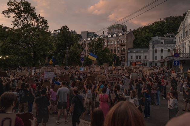 News Bilder des Tages #2 July 21, 2026: Hundreds of Ukrainians attend the sixth day of protests follwing the dismissal of Former Minister of Defence of Ukraine, Mykhailo Fedorov, on July 21, 2026. Protests have been taking place near the Ivan Franko National Academic Drama Theatre in Kyiv, Ukraine. - ZUMAj167 20260721_zip_j167_006 Copyright: xSvetxJacquelinex