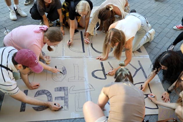 Rally in support of Mykhailo Fedorov in Odessa, Ukraine - 21 Jul 2026 Protesters write on a huge placard during a demonstration on Deribasovskaya Street. Mass rally in support of former Ukrainian Defense Minister Mykhailo Fedorov, who was dismissed in mid-July, continue for the sixth day in major Ukrainian cities. Activists are demanding that the president reinstate Fedorov and dismiss Oleksandr Syrskyi, Commander-in-Chief of the Ground Forces of the Armed Forces of Ukraine. Odessa Ukraine Copyright: xViacheslavxOnyshchenkox xSOPAxImagesx Vonyshchenko(3)