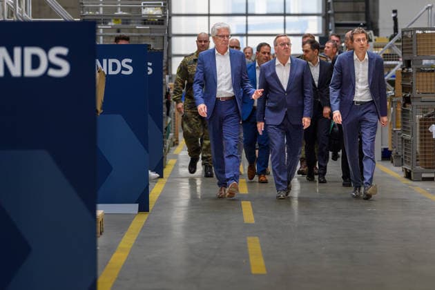 21.07.2026, Minister Boris Pistorius (SPD) betritt die Werkshalle von KDNS mit CTO Dr. Axel Scheibel (links) und CEO Florian Hohenwarter (rechts). 21.07.2026, Der Bundesminister der Verteidigung besucht KNDS Deutschland GmbH & Co. KG am Standort Kassel. Dabei spricht er mit den Mitarbeiterinnen und Mitarbeitern, der Arbeitnehmervertretung sowie der Geschäftsführung, CEO Florian Hohenwarter und CTO Dr. Axel Scheibel. Nach seinem Statement in der Werkshalle beantwortet der Minister Fragen. Kassel Hessen Deutschland *** July 21, 2026: Minister Boris Pistorius (SPD) enters the KDNS factory floor with CTO Dr. Axel Scheibel on the left and CEO Florian Hohenwarter on the right. July 21, 2026, The Federal Minister of Defense visits KNDS Deutschl