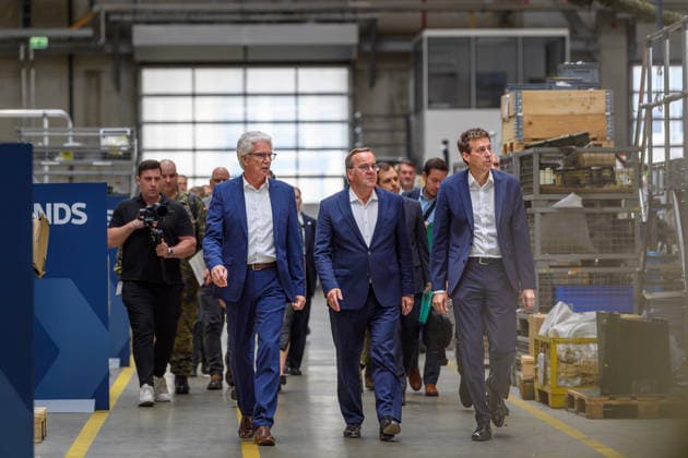 21.07.2026, Minister Boris Pistorius (SPD) betritt die Werkshalle von KDNS mit CTO Dr. Axel Scheibel (links) und CEO Florian Hohenwarter (rechts). 21.07.2026, Der Bundesminister der Verteidigung besucht KNDS Deutschland GmbH & Co. KG am Standort Kassel. Dabei spricht er mit den Mitarbeiterinnen und Mitarbeitern, der Arbeitnehmervertretung sowie der Geschäftsführung, CEO Florian Hohenwarter und CTO Dr. Axel Scheibel. Nach seinem Statement in der Werkshalle beantwortet der Minister Fragen. Kassel Hessen Deutschland *** July 21, 2026: Minister Boris Pistorius (SPD) enters the KDNS factory floor with CTO Dr. Axel Scheibel on the left and CEO Florian Hohenwarter on the right. July 21, 2026, The Federal Minister of Defense visits KNDS Deutschl
