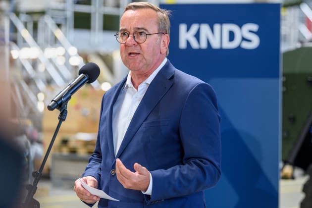 21.07.2026, Verteidigungsminister Boris Pistorius (SPD) während seines Statements. 21.07.2026, Der Bundesminister der Verteidigung besucht KNDS Deutschland GmbH & Co. KG am Standort Kassel. Dabei spricht er mit den Mitarbeiterinnen und Mitarbeitern, der Arbeitnehmervertretung sowie der Geschäftsführung, CEO Florian Hohenwarter und CTO Dr. Axel Scheibel. Nach seinem Statement in der Werkshalle beantwortet der Minister Fragen. Kassel Hessen Deutschland *** July 21, 2026: Defense Minister Boris Pistorius (SPD) during his remarks on July 21, 2026, The Federal Minister of Defense visits KNDS Deutschland GmbH Co KG at its Kassel location. There, he speaks with employees, employee representatives, and management—CEO Florian Hohenwarter and CTO