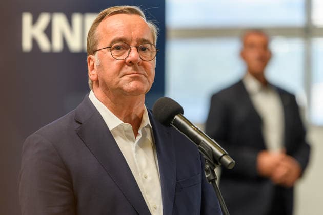21.07.2026, Verteidigungsminister Boris Pistorius (SPD) beantwortet Fragen der Presse nach seinem Statement bei KNDS in Kassel. 21.07.2026, Der Bundesminister der Verteidigung besucht KNDS Deutschland GmbH & Co. KG am Standort Kassel. Dabei spricht er mit den Mitarbeiterinnen und Mitarbeitern, der Arbeitnehmervertretung sowie der Geschäftsführung, CEO Florian Hohenwarter und CTO Dr. Axel Scheibel. Nach seinem Statement in der Werkshalle beantwortet der Minister Fragen. Kassel Hessen Deutschland *** July 21, 2026: Defense Minister Boris Pistorius (SPD) answers questions from the press following his statement at KNDS in Kassel, July 21, 2026, The Federal Minister of Defense visits KNDS Deutschland GmbH Co KG at its Kassel location. There,