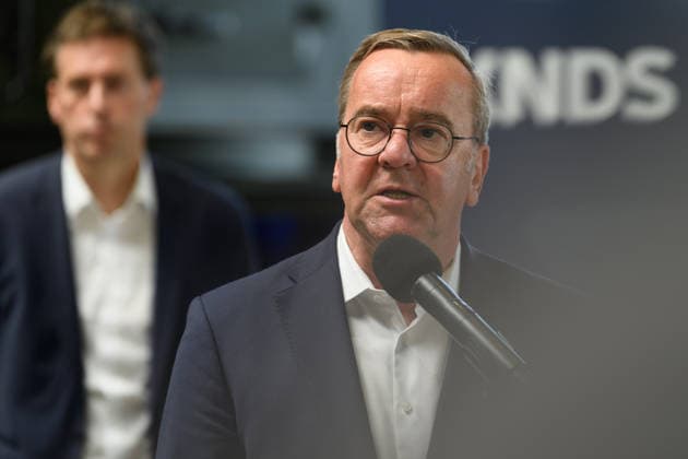21.07.2026, Verteidigungsminister Boris Pistorius (SPD) beantwortet Fragen der Presse nach seinem Statement bei KNDS in Kassel. 21.07.2026, Der Bundesminister der Verteidigung besucht KNDS Deutschland GmbH & Co. KG am Standort Kassel. Dabei spricht er mit den Mitarbeiterinnen und Mitarbeitern, der Arbeitnehmervertretung sowie der Geschäftsführung, CEO Florian Hohenwarter und CTO Dr. Axel Scheibel. Nach seinem Statement in der Werkshalle beantwortet der Minister Fragen. Kassel Hessen Deutschland *** July 21, 2026: Defense Minister Boris Pistorius (SPD) answers questions from the press following his statement at KNDS in Kassel, July 21, 2026, The Federal Minister of Defense visits KNDS Deutschland GmbH Co KG at its Kassel location. There,
