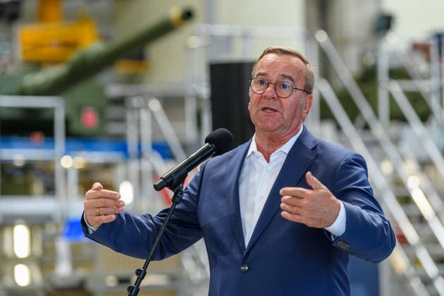 21.07.2026, Verteidigungsminister Boris Pistorius (SPD) während seines Statements. 21.07.2026, Der Bundesminister der Verteidigung besucht KNDS Deutschland GmbH & Co. KG am Standort Kassel. Dabei spricht er mit den Mitarbeiterinnen und Mitarbeitern, der Arbeitnehmervertretung sowie der Geschäftsführung, CEO Florian Hohenwarter und CTO Dr. Axel Scheibel. Nach seinem Statement in der Werkshalle beantwortet der Minister Fragen. Kassel Hessen Deutschland *** July 21, 2026: Defense Minister Boris Pistorius (SPD) during his remarks on July 21, 2026, The Federal Minister of Defense visits KNDS Deutschland GmbH Co KG at its Kassel location. There, he speaks with employees, employee representatives, and management—CEO Florian Hohenwarter and CTO