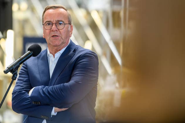 21.07.2026, Verteidigungsminister Boris Pistorius (SPD) beantwortet Fragen der Presse nach seinem Statement bei KNDS in Kassel. 21.07.2026, Der Bundesminister der Verteidigung besucht KNDS Deutschland GmbH & Co. KG am Standort Kassel. Dabei spricht er mit den Mitarbeiterinnen und Mitarbeitern, der Arbeitnehmervertretung sowie der Geschäftsführung, CEO Florian Hohenwarter und CTO Dr. Axel Scheibel. Nach seinem Statement in der Werkshalle beantwortet der Minister Fragen. Kassel Hessen Deutschland *** July 21, 2026: Defense Minister Boris Pistorius (SPD) answers questions from the press following his statement at KNDS in Kassel, July 21, 2026, The Federal Minister of Defense visits KNDS Deutschland GmbH Co KG at its Kassel location. There,