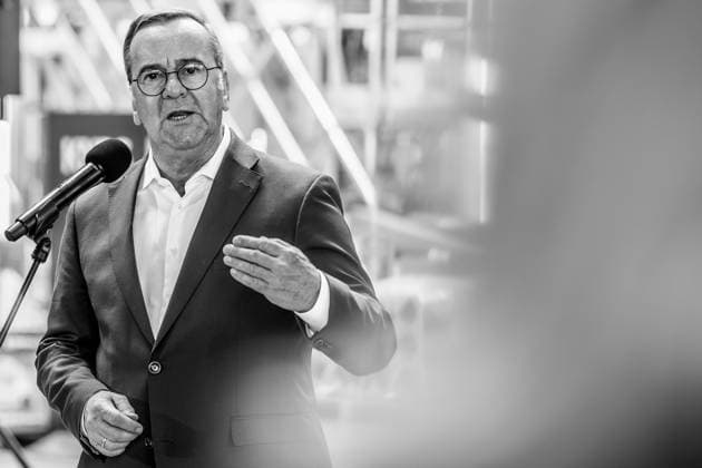 21.07.2026, Verteidigungsminister Boris Pistorius (SPD) beantwortet Fragen der Presse nach seinem Statement bei KNDS in Kassel. 21.07.2026, Der Bundesminister der Verteidigung besucht KNDS Deutschland GmbH & Co. KG am Standort Kassel. Dabei spricht er mit den Mitarbeiterinnen und Mitarbeitern, der Arbeitnehmervertretung sowie der Geschäftsführung, CEO Florian Hohenwarter und CTO Dr. Axel Scheibel. Nach seinem Statement in der Werkshalle beantwortet der Minister Fragen. Kassel Hessen Deutschland *** July 21, 2026: Defense Minister Boris Pistorius (SPD) answers questions from the press following his statement at KNDS in Kassel, July 21, 2026, The Federal Minister of Defense visits KNDS Deutschland GmbH Co KG at its Kassel location. There,