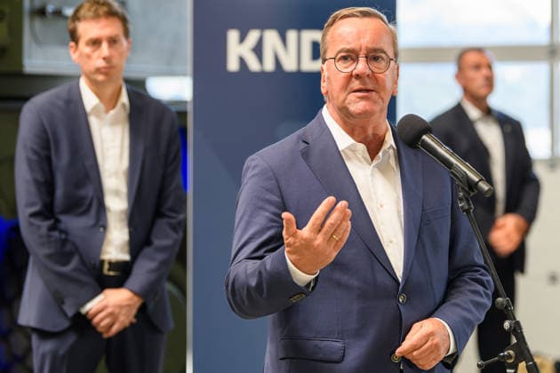 21.07.2026, Verteidigungsminister Boris Pistorius (SPD) beantwortet Fragen der Presse nach seinem Statement bei KNDS in Kassel. Bildhintergrund links: CEO Florian Hohenwarter. 21.07.2026, Der Bundesminister der Verteidigung besucht KNDS Deutschland GmbH & Co. KG am Standort Kassel. Dabei spricht er mit den Mitarbeiterinnen und Mitarbeitern, der Arbeitnehmervertretung sowie der Geschäftsführung, CEO Florian Hohenwarter und CTO Dr. Axel Scheibel. Nach seinem Statement in der Werkshalle beantwortet der Minister Fragen. Kassel Hessen Deutschland *** July 21, 2026: Defense Minister Boris Pistorius (SPD) answers questions from the press following his statement at KNDS in Kassel. In the background on the left is CEO Florian Hohenwarter. July 21