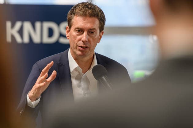 21.07.2026, CEO Florian Hohenwarter von KDNS beantwortet Fragen der Presse. 21.07.2026, Der Bundesminister der Verteidigung besucht KNDS Deutschland GmbH & Co. KG am Standort Kassel. Dabei spricht er mit den Mitarbeiterinnen und Mitarbeitern, der Arbeitnehmervertretung sowie der Geschäftsführung, CEO Florian Hohenwarter und CTO Dr. Axel Scheibel. Nach seinem Statement in der Werkshalle beantwortet der Minister Fragen. Kassel Hessen Deutschland *** July 21, 2026: KDNS CEO Florian Hohenwarter answers questions from the press. July 21, 2026: The Federal Minister of Defense visits KNDS Deutschland GmbH Co. KG at its Kassel location. There, he speaks with employees, employee representatives, and management—CEO Florian Hohenwarter and CTO Dr.