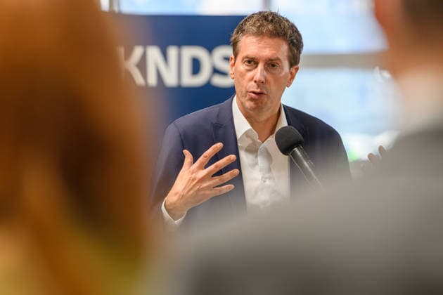 21.07.2026, CEO Florian Hohenwarter von KDNS beantwortet Fragen der Presse. 21.07.2026, Der Bundesminister der Verteidigung besucht KNDS Deutschland GmbH & Co. KG am Standort Kassel. Dabei spricht er mit den Mitarbeiterinnen und Mitarbeitern, der Arbeitnehmervertretung sowie der Geschäftsführung, CEO Florian Hohenwarter und CTO Dr. Axel Scheibel. Nach seinem Statement in der Werkshalle beantwortet der Minister Fragen. Kassel Hessen Deutschland *** July 21, 2026: KDNS CEO Florian Hohenwarter answers questions from the press. July 21, 2026: The Federal Minister of Defense visits KNDS Deutschland GmbH Co. KG at its Kassel location. There, he speaks with employees, employee representatives, and management—CEO Florian Hohenwarter and CTO Dr.
