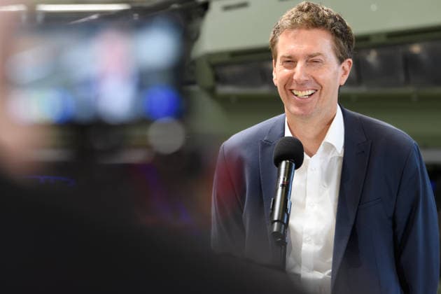 21.07.2026, CEO Florian Hohenwarter von KDNS beantwortet Fragen der Presse. 21.07.2026, Der Bundesminister der Verteidigung besucht KNDS Deutschland GmbH & Co. KG am Standort Kassel. Dabei spricht er mit den Mitarbeiterinnen und Mitarbeitern, der Arbeitnehmervertretung sowie der Geschäftsführung, CEO Florian Hohenwarter und CTO Dr. Axel Scheibel. Nach seinem Statement in der Werkshalle beantwortet der Minister Fragen. Kassel Hessen Deutschland *** July 21, 2026: KDNS CEO Florian Hohenwarter answers questions from the press. July 21, 2026: The Federal Minister of Defense visits KNDS Deutschland GmbH Co. KG at its Kassel location. There, he speaks with employees, employee representatives, and management—CEO Florian Hohenwarter and CTO Dr.