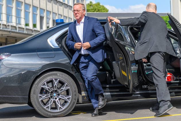 21.07.2026, Ankunft des Verteidigungsministers Boris Pistorius (SPD) bei KDNS in Kassel. 21.07.2026, Der Bundesminister der Verteidigung besucht KNDS Deutschland GmbH & Co. KG am Standort Kassel. Dabei spricht er mit den Mitarbeiterinnen und Mitarbeitern, der Arbeitnehmervertretung sowie der Geschäftsführung, CEO Florian Hohenwarter und CTO Dr. Axel Scheibel. Nach seinem Statement in der Werkshalle beantwortet der Minister Fragen. Kassel Hessen Deutschland *** July 21, 2026, Arrival of Defense Minister Boris Pistorius (SPD) at KDNS in Kassel July 21, 2026, The Federal Minister of Defense visits KNDS Deutschland GmbH Co KG at its Kassel location. There, he speaks with employees, employee representatives, and management—CEO Florian Hohenwa