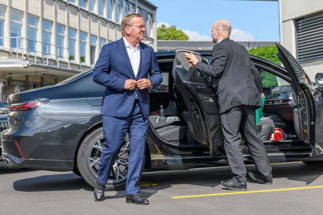 21.07.2026, Ankunft des Verteidigungsministers Boris Pistorius (SPD) bei KDNS in Kassel. 21.07.2026, Der Bundesminister der Verteidigung besucht KNDS Deutschland GmbH & Co. KG am Standort Kassel. Dabei spricht er mit den Mitarbeiterinnen und Mitarbeitern, der Arbeitnehmervertretung sowie der Geschäftsführung, CEO Florian Hohenwarter und CTO Dr. Axel Scheibel. Nach seinem Statement in der Werkshalle beantwortet der Minister Fragen. Kassel Hessen Deutschland *** July 21, 2026, Arrival of Defense Minister Boris Pistorius (SPD) at KDNS in Kassel July 21, 2026, The Federal Minister of Defense visits KNDS Deutschland GmbH Co KG at its Kassel location. There, he speaks with employees, employee representatives, and management—CEO Florian Hohenwa