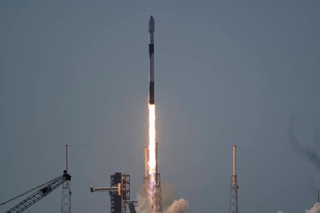 July 21, 2026, Cape Canaveral, Florida, USA: A SpaceX Falcon 9 rocket carrying Northrop Grumman s Mission Robotic Vehicle and three Mission Extension Pods (MEPs) spacecraft lifts off from Space Launch Complex-40 at Cape Canaveral Space Force Station, Florida, at 5:15 p.m. EDT on July 21, 2026. Cape Canaveral USA - ZUMAb268 20260721_znp_b268_003 Copyright: xJenniferxBriggsx
