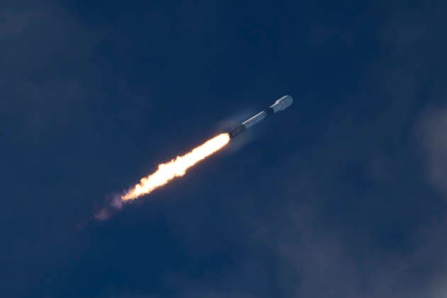 July 21, 2026, Cape Canaveral, Florida, USA: A SpaceX Falcon 9 rocket carrying Northrop Grumman s Mission Robotic Vehicle and three Mission Extension Pods (MEPs) spacecraft lifts off from Space Launch Complex-40 at Cape Canaveral Space Force Station, Florida, at 5:15 p.m. EDT on July 21, 2026. Cape Canaveral USA - ZUMAb268 20260721_znp_b268_004 Copyright: xJenniferxBriggsx