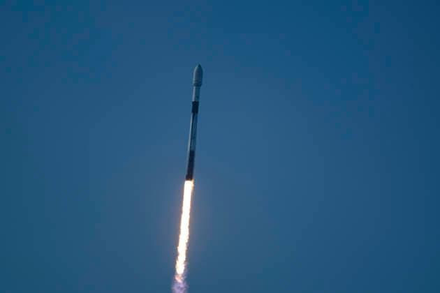 July 21, 2026, Cape Canaveral, Florida, USA: A SpaceX Falcon 9 rocket carrying Northrop Grumman s Mission Robotic Vehicle and three Mission Extension Pods (MEPs) spacecraft lifts off from Space Launch Complex-40 at Cape Canaveral Space Force Station, Florida, at 5:15 p.m. EDT on July 21, 2026. Cape Canaveral USA - ZUMAb268 20260721_znp_b268_005 Copyright: xJenniferxBriggsx