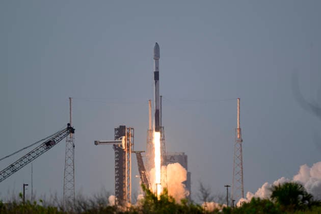 July 21, 2026, Cape Canaveral, Florida, USA: A SpaceX Falcon 9 rocket carrying Northrop Grumman s Mission Robotic Vehicle and three Mission Extension Pods (MEPs) spacecraft lifts off from Space Launch Complex-40 at Cape Canaveral Space Force Station, Florida, at 5:15 p.m. EDT on July 21, 2026. Cape Canaveral USA - ZUMAb268 20260721_znp_b268_007 Copyright: xJenniferxBriggsx