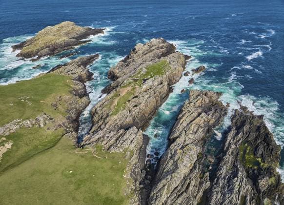 Creative Highlights World Drohnenaufnahme von felsigen Klippen und starker Atlantikbrandung, Strathy Point, Nordschottland, Großbritannien Aerial drone photo of rocky cliffs and heavy atlantic ocean surf, Strathy point, northern Scotland, UK Copyright: imageBROKER Unknown ibxqmi18170193.jpg