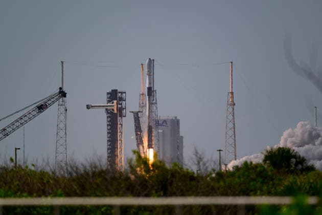 July 21, 2026, Cape Canaveral, Florida, USA: A SpaceX Falcon 9 rocket carrying Northrop Grumman s Mission Robotic Vehicle and three Mission Extension Pods (MEPs) spacecraft lifts off from Space Launch Complex-40 at Cape Canaveral Space Force Station, Florida, at 5:15 p.m. EDT on July 21, 2026. Cape Canaveral USA - ZUMAb268 20260721_znp_b268_006 Copyright: xJenniferxBriggsx