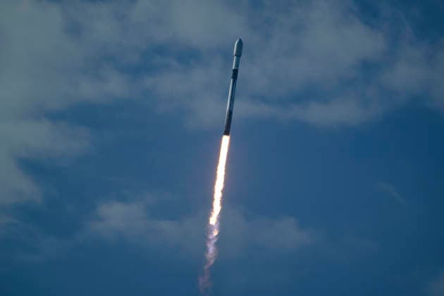 July 21, 2026, Cape Canaveral, Florida, USA: A SpaceX Falcon 9 rocket carrying Northrop Grumman s Mission Robotic Vehicle and three Mission Extension Pods (MEPs) spacecraft lifts off from Space Launch Complex-40 at Cape Canaveral Space Force Station, Florida, at 5:15 p.m. EDT on July 21, 2026. Cape Canaveral USA - ZUMAb268 20260721_znp_b268_008 Copyright: xJenniferxBriggsx