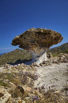 Creative Highlights World Felsformation ragt empor, umgeben von steinigem Pfad und klarem Himmel, Pilzfelsen, Mushroom Rock, bizarrer Felsen, Felsformation, Skiadi, Kimolos, Kykladen, Griechische Inseln, Griechenland Rock formation rises, surrounded by rocky path and clear sky, mushroom rocks, mushroom rock, bizarre rock, rock formation, Skiadi, Kimolos, Cyclades, Greek Islands, Greece Copyright: imageBROKER RalfxAdler ibxraa18268100.jpg