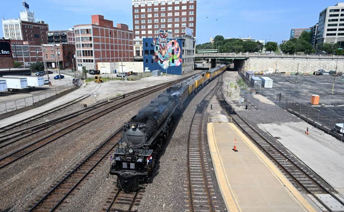 Union Pacific s Big Boy locomotive steams into Missouri on the return leg of its USA-wide tour as it stops at Union Station in Kansas City, Missouri on July 21, 2026. Big Boy 4014, an eighty plus year old engine is the world s largest operating steam train. The tour, celebrating the USA s 250th Anniversary, will visit 10 States and make whistle stops in over 50 cities and towns.  KCP20260721004 JOExMARINO