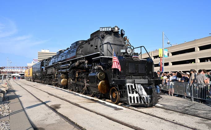 Union Pacific s Big Boy locomotive steams into Missouri on the return leg of its USA-wide tour as it stops at Union Station in Kansas City, Missouri on July 21, 2026. Big Boy 4014, an eighty plus year old engine is the world s largest operating steam train. The tour, celebrating the USA s 250th Anniversary, will visit 10 States and make whistle stops in over 50 cities and towns.  KCP20260721005 JOExMARINO