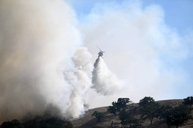 Evacuations ordered near Pleasanton during wildfire in Sunol, California ALAMEDA COUNTY, CALIFORNIA - JULY 21: A firefighting helicopter drops water on a vegetation area as crews battle the Little Fire wildfire in Sunol, Alameda County, California, United States, on July 21, 2026. Tayfun Coskun Anadolu California United States. Editorial use only. Please get in touch for any other usage.  Copyright: x2026xAnadoluxTayfunxCoskunx