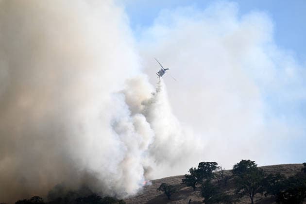 Evacuations ordered near Pleasanton during wildfire in Sunol, California ALAMEDA COUNTY, CALIFORNIA - JULY 21: A firefighting helicopter drops water on a vegetation area as crews battle the Little Fire wildfire in Sunol, Alameda County, California, United States, on July 21, 2026. Tayfun Coskun Anadolu California United States. Editorial use only. Please get in touch for any other usage.  Copyright: x2026xAnadoluxTayfunxCoskunx